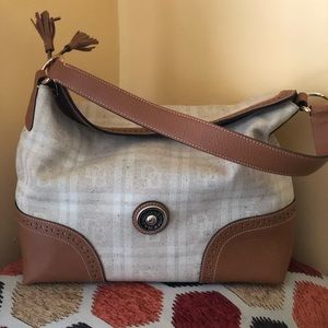 Authentic Dooney & Bourke bag. Comes with Dustbag.